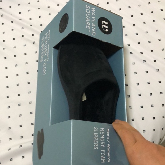 NEW Comfy Classic pair of moccasin slippers - Picture 9 of 9